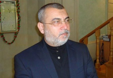 Şeyxin yaxın adamı sosial şəbəkədə halal kolbasa satır