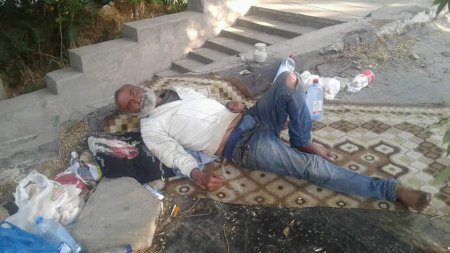 Bakıda film kimi olay: “Qaçqınkom” önündə gecələyən səfil oliqarx ölüm ayağında