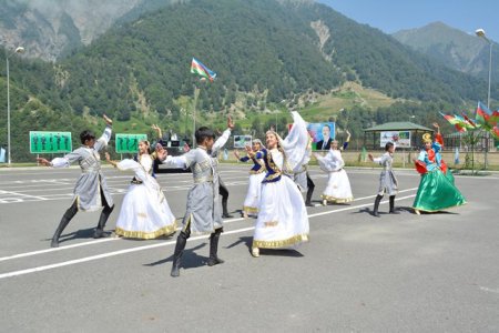 Nəsimi rayon məktəblilərinin Qəbələ rayonundakı “Gənc sərhədçi” yay düşərgəsində istirahətləri başa çatmışdır - FOTOLAR 