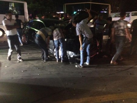 Bakıda sərnişin avtobusu “Mercedes”i sürüdü