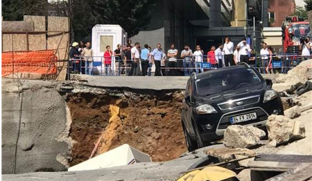Yol çökdü, avtomobillər torpağın altında qaldı – VİDEO