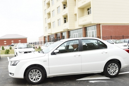 Prezident əhaliyə pulsuz paylanılan maşınları şəxsən yoxladı - VİDEO Prezident əhaliyə pulsuz paylanılan maşınları şəxsən yoxladı - VİDEO