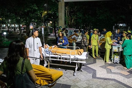 Zəlzələ anında məsciddə namaz qılanların dəhşət dolu -VİDEOSU Zəlzələ anında məsciddə namaz qılanların dəhşət dolu -VİDEOSU