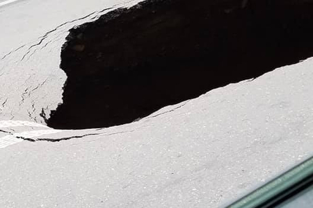 Tbilisinin mərkəzi küçələrinin birində yol çöküb