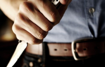 Azərbaycanda məmur iş otağında BIÇAQLANDI Azərbaycanda məmur iş otağında BIÇAQLANDI