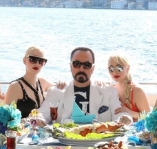 Keçmiş nazir Adnan Oktar tərəfindən təhdid olunmasından danışdı
