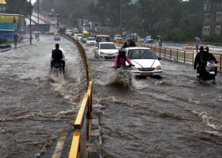 Hindistanda şiddətli yağıntılar 100-dən çox adamı öldürdü