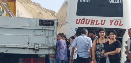 Два микроавтобуса столкнулись на въезде в Баку - ФОТО