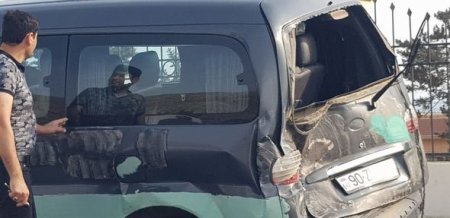 Два микроавтобуса столкнулись на въезде в Баку - ФОТО