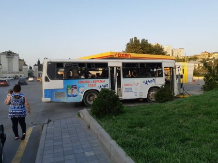 Bakıda sərnişin dolu avtobus yanacaqdoldurma məntəqəsinə çırpıldı - FOTO, VİDEO