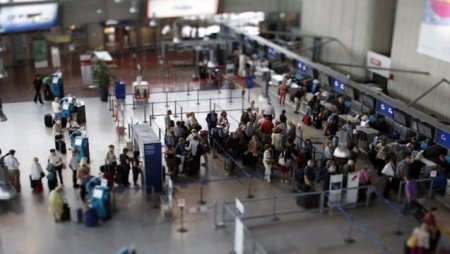 Bakı hava limanında turist saxlanıldı – çamadanında 100 min olub