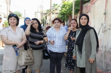 Mehman Hüseynov anasının hüzr məclisindədir - FOTOLAR 