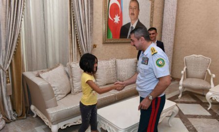 Elçin Quliyev azyaşlı fenomen Gülayı qəbul etdi – Atasını işə götürdü