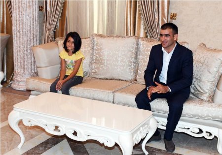 Elçin Quliyev azyaşlı fenomen Gülayı qəbul etdi – Atasını işə götürdü