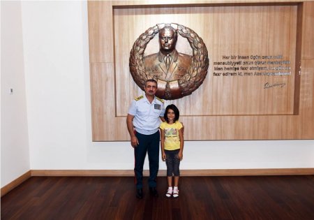 Elçin Quliyev azyaşlı fenomen Gülayı qəbul etdi – Atasını işə götürdü