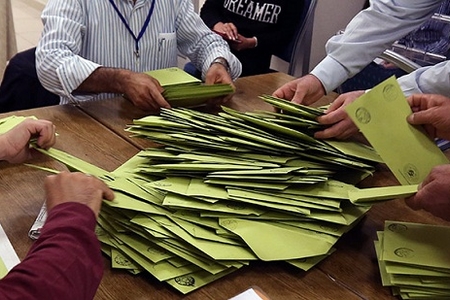 İstanbulda səslər yenidən sayılacaq: AKP-nin etirazı qəbul edildi İstanbulda səslər yenidən sayılacaq: AKP-nin etirazı qəbul edildi