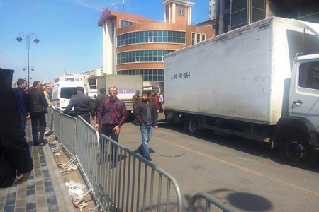 Sahibkarlar “Diqlas”dakı yanmamış mallarını daşıyırlar