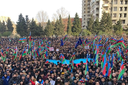 Hakimiyyət və müxalifət mitinq məsələsində israr edir