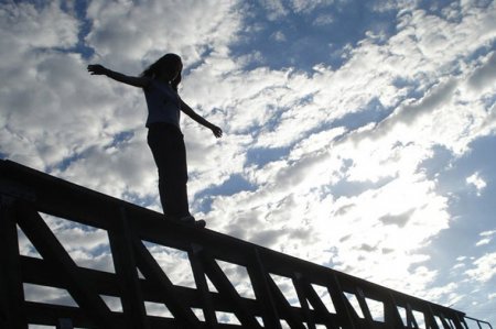 Qubada yeniyetmə qız özünü körpüdən atıb