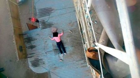 В Баку 18-летняя девушка покончила с собою