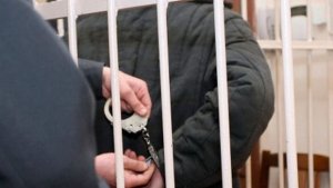 Generalın sürücüsünə qarşı dələduzluq etmiş qadın məhkəmə qarşısında Generalın sürücüsünə qarşı dələduzluq etmiş qadın məhkəmə qarşısında