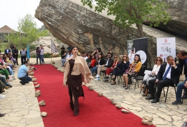 “İpək Yolunda Qobustan. İncilərin rəqsi” adlı geyim kolleksiyası nümayiş olunub