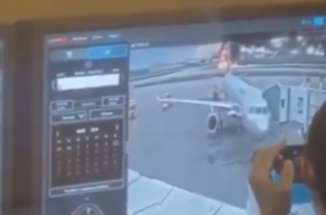 Aeroport işçilərindən qeyri-insani hərəkət – Yanan təyyarəni ələ saldılar + VİDEO Aeroport işçilərindən qeyri-insani hərəkət – Yanan təyyarəni ələ saldılar + VİDEO