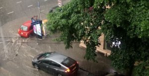 Dolu və güclü yağış Tbilisidə fəsadlar törədib Dolu və güclü yağış Tbilisidə fəsadlar törədib