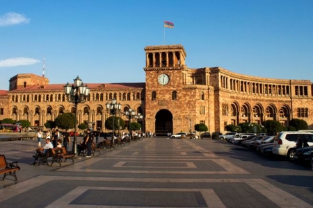 Ermənistan hökuməti rəsmən qayçılandı