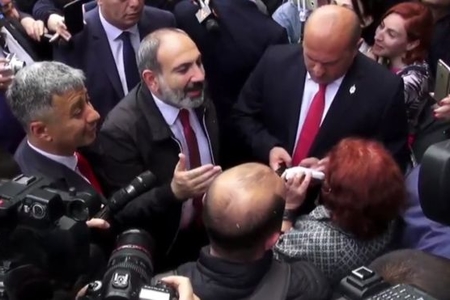 Nikol Paşinyanın çağırışı ilə Ermənistanda vətəndaşlar məhkəmələrin giriş-çıxışını bağlayıb
