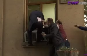 Paşinyanın adamları qapını bağladı, hakim məhkəməyə pəncərədən soxulmaq istədi Paşinyanın adamları qapını bağladı, hakim məhkəməyə pəncərədən soxulmaq istədi