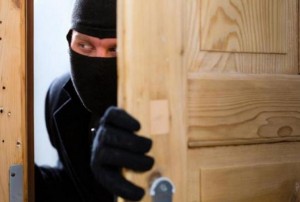 Maskalı şəxslər evə basqın edib