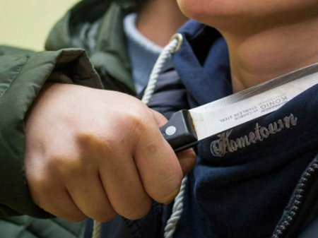 В Баку ранили ножом 16-летнего юношу