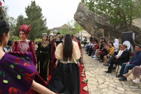 “İpək Yolunda Qobustan. İncilərin rəqsi” adlı geyim kolleksiyası nümayiş olunub