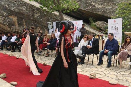 “İpək Yolunda Qobustan. İncilərin rəqsi” adlı geyim kolleksiyası nümayiş olunub