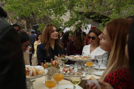 “İpək Yolunda Qobustan. İncilərin rəqsi” adlı geyim kolleksiyası nümayiş olunub