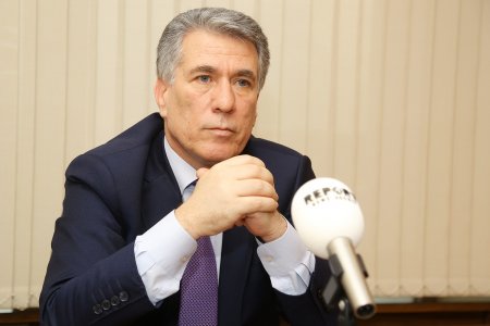 Ziyafət Əsgərov deputatlara irad bildirib, ona Siyavuş Novruzov cavab verib