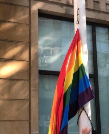 İngilislər Bakının mərkəzində yenə LGBT bayrağı asdılar