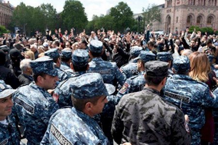 Ermənistanda aksiya: Sürücülər tətil edir