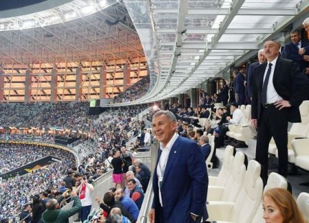 Президент на трибуне встретился с болельщиками - ФОТО 