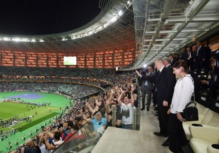 Президент на трибуне встретился с болельщиками - ФОТО 