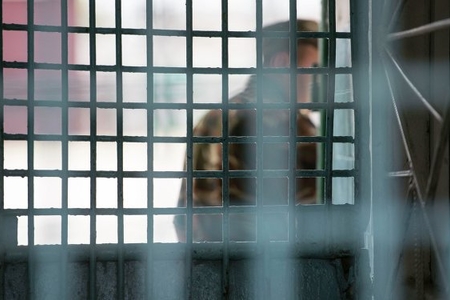 13 saylı cəzaçəkmə müəssisəsində məhkuma işgəncə verilibmi - ailə üzvlər “hə”, rəsmilər “yox” deyir