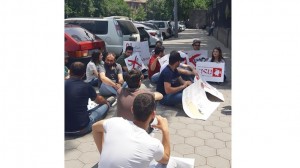 Ermənistan parlamentinin qarşısında oturaq etiraz aksiyası keçirilir Ermənistan parlamentinin qarşısında oturaq etiraz aksiyası keçirilir