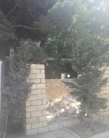 “Azərenerji” ASC paytaxtın piyada səkilərində qanunsuz tikinti aparır - Görünür “Azərişıq” ASC sədri vəzifəsini icra edən Vüqar Əhmədov elə zənn edir ki, piyada səkiləri və yaşıllıqlar olmasa da olar