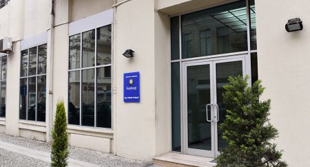 “Azərenerji” ASC paytaxtın piyada səkilərində qanunsuz tikinti aparır - Görünür “Azərişıq” ASC sədri vəzifəsini icra edən Vüqar Əhmədov elə zənn edir ki, piyada səkiləri və yaşıllıqlar olmasa da olar