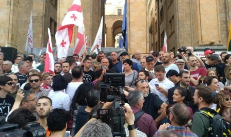 GÜRCÜSTANDA “KRESLO İNQİLABI”… – Saakaşvilinin növbəti həmləsi