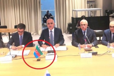 Beynəlxalq sərgidə qalmaqal: Nazir bayrağımızı baş-ayaq qoydu - FOTO