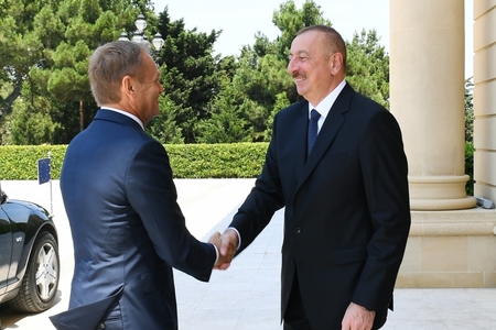 Azərbaycan Prezidenti İlham Əliyevin və Avropa İttifaqı Şurasının Prezidenti Donald Tuskun təkbətək görüşü olub