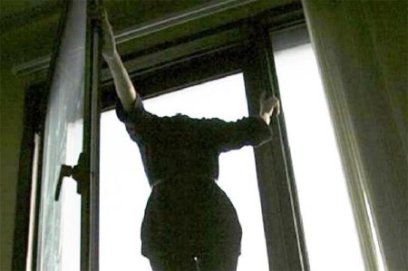 Bakıda 18 yaşlı qız intihar edib Bakıda 18 yaşlı qız intihar edib