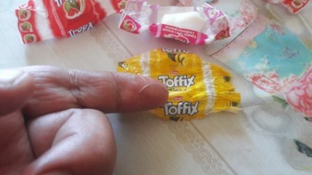 Bakıda uşaqların çox sevdiyi məşhur konfetin içindən iynə çıxdı - iynədən incə dəmir parçasını son anda boğazından çıxarıb